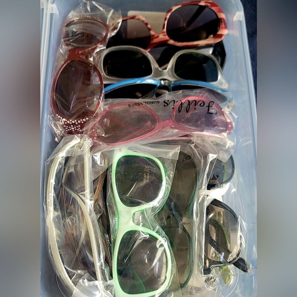 Random Assorted Sunglasses Collection LOT (3Prs) - Picture 2 of 4